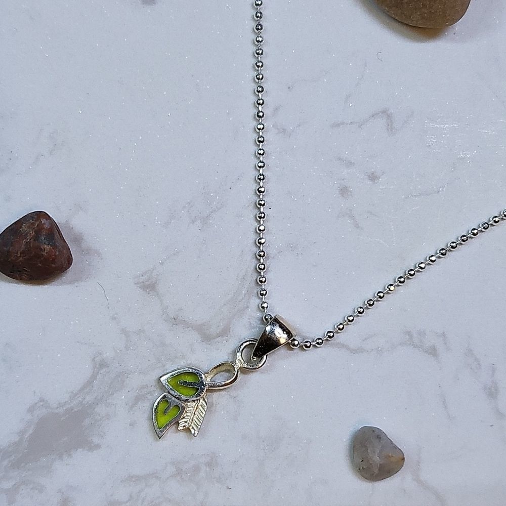 Leaf pendant necklace silver and silver plated chain new